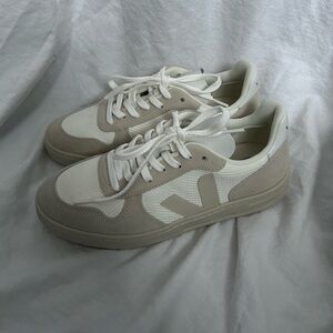UNWORN VEJA V-10 B-Mesh Women’s size 8 or 39
